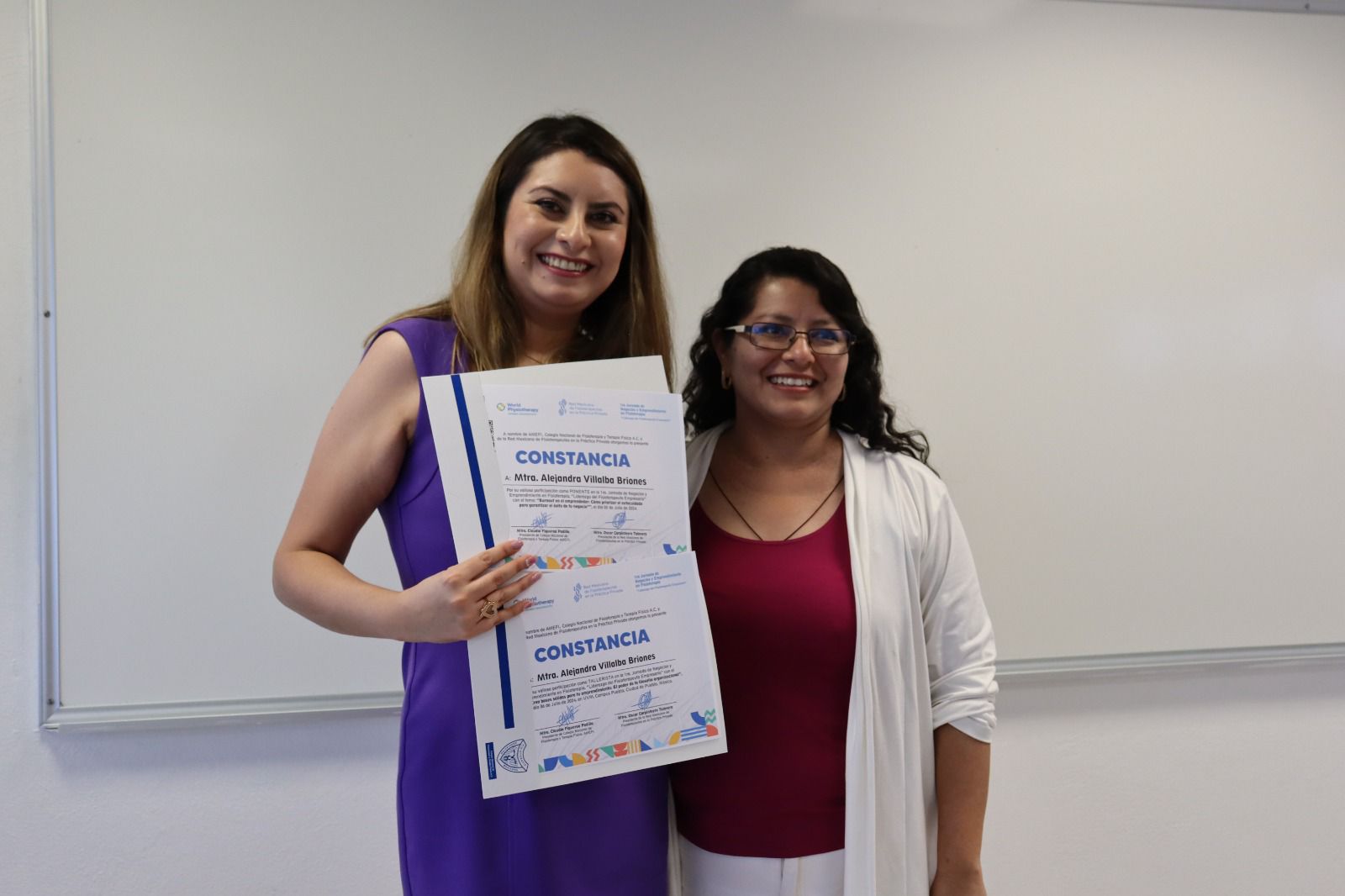 Entrega de constancias de participación a una ponente de la 1ra. Jornada de Negocios y Emprendimiento en Fisioterapia