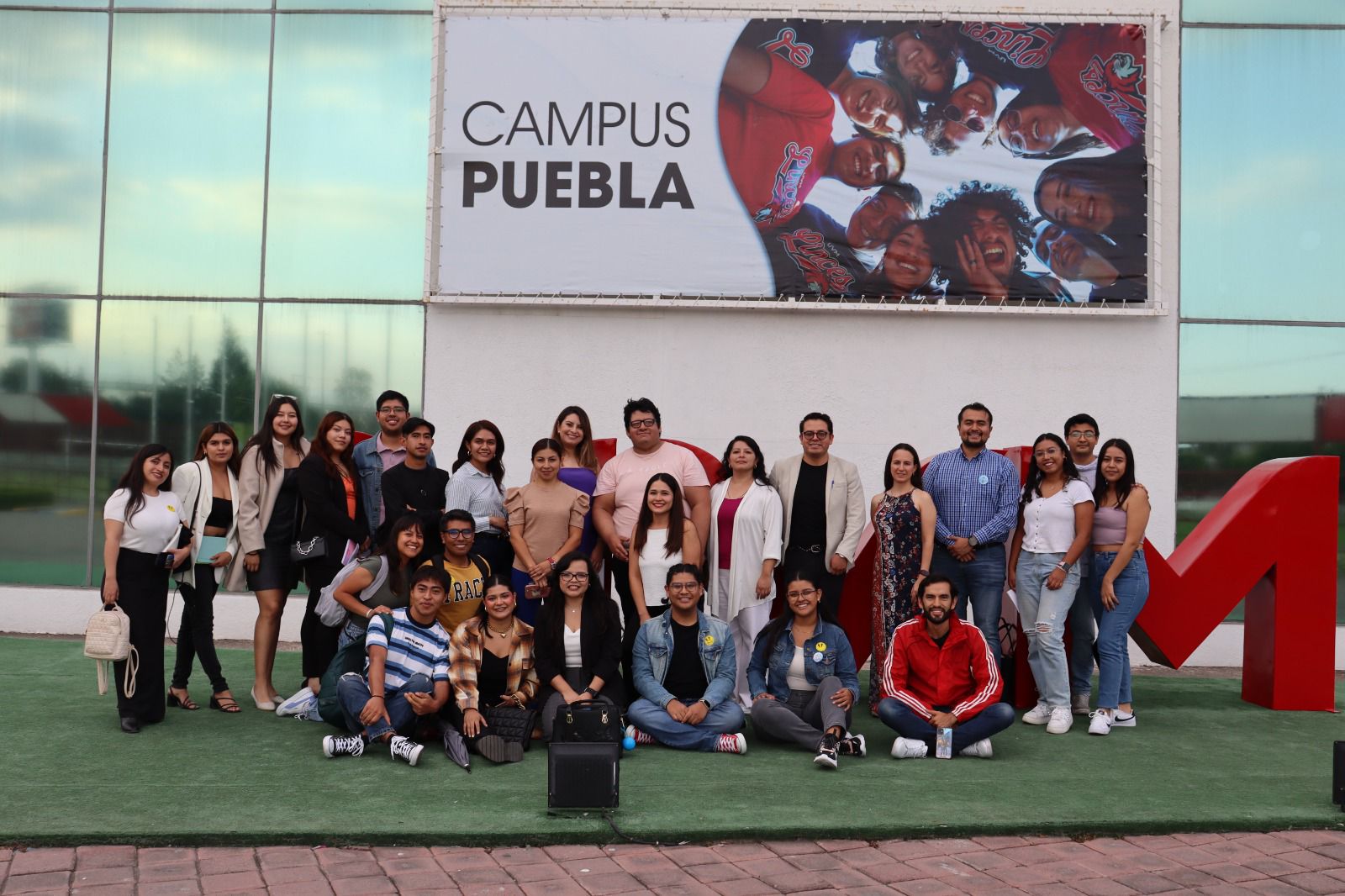 Fotografía grupal de las y los participantes de la 1ra. Jornada de Negocios y Emprendimiento en Fisioterapia frente al Campus Puebla